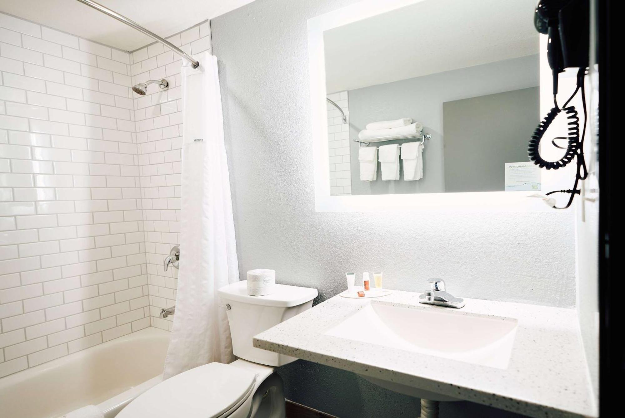 ซูเปอร์ 8 บาย วินด์แฮม พูโบล Hotel พัวโบล ภายนอก รูปภาพ
