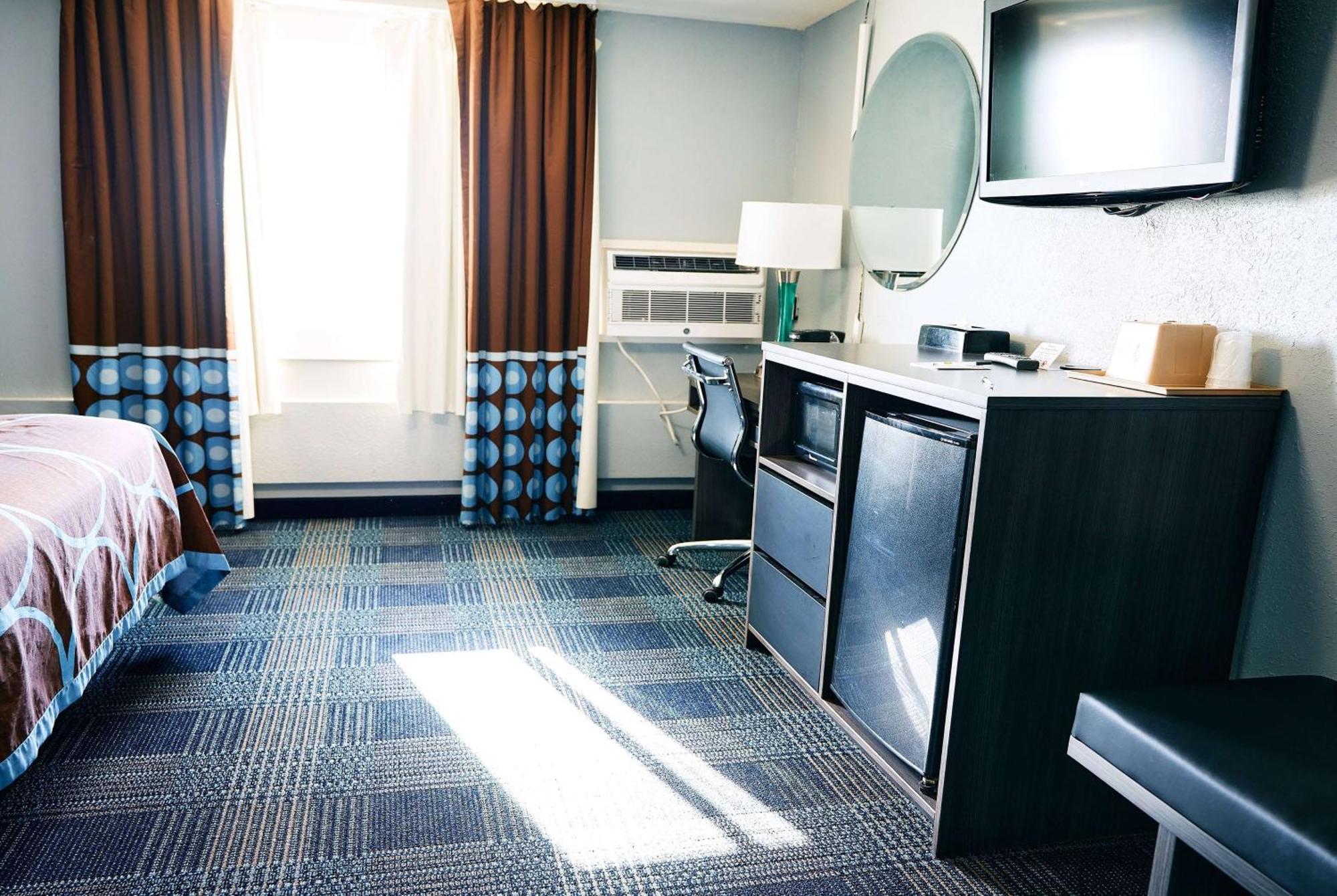 ซูเปอร์ 8 บาย วินด์แฮม พูโบล Hotel พัวโบล ภายนอก รูปภาพ
